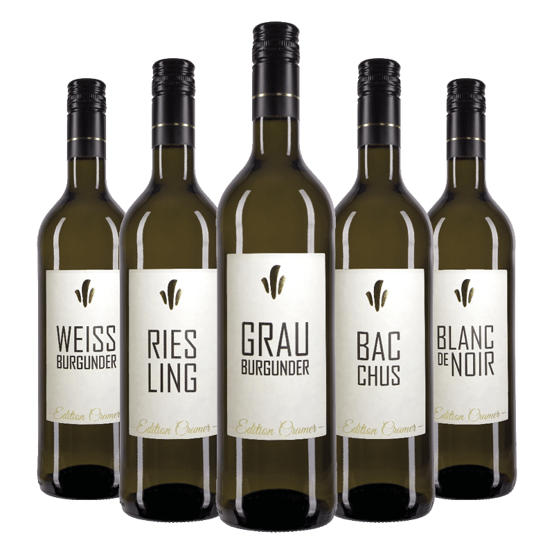 dition Cramer Weißweine – fünf elegante Flaschen mit Riesling, Weißburgunder, Grauburgunder, Bacchus und Blanc de Noir, in modernem weißen Etikettendesign mit goldener Schrift.