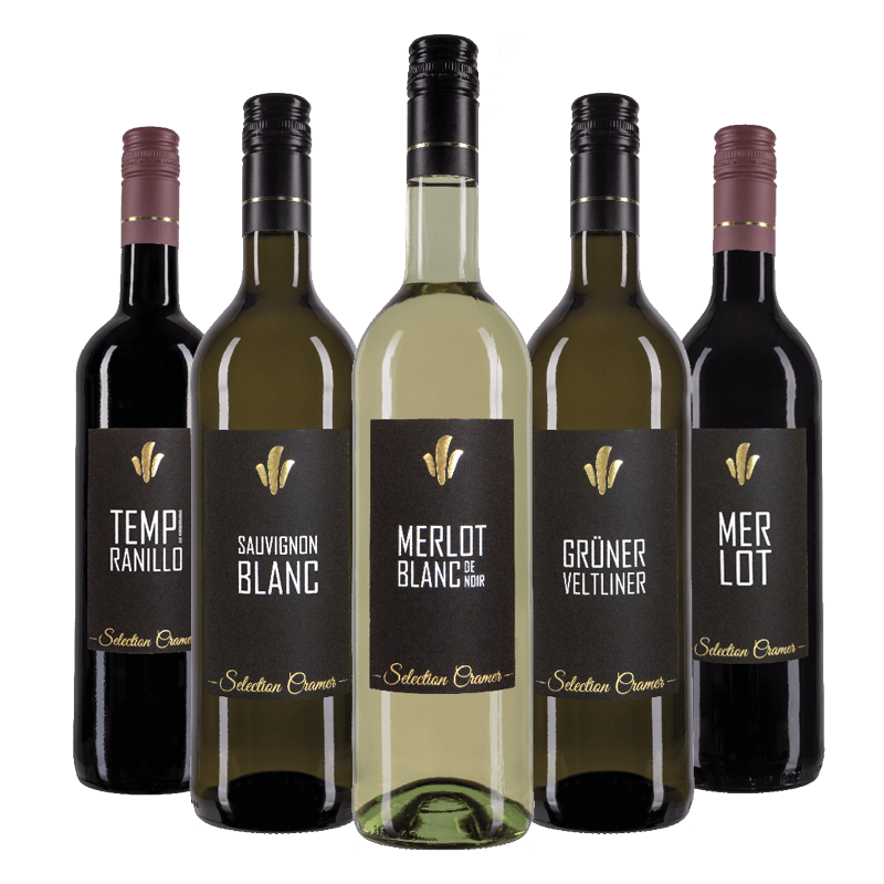 Fünf Weinflaschen der Selection Cramer – hochwertige Rot- und Weißweine wie Tempranillo, Merlot Blanc de Noir, Sauvignon Blanc, Grüner Veltliner und Merlot, elegant etikettiert in schwarzem Design mit goldener Prägung.