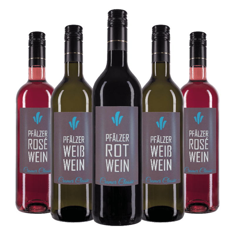 Sortiment Cramer Classic mit fünf Pfälzer Weinen – Rotwein, Weißwein und Roséwein in traditionellem Flaschendesign mit grauem Etikett und türkisfarbenem Logo.