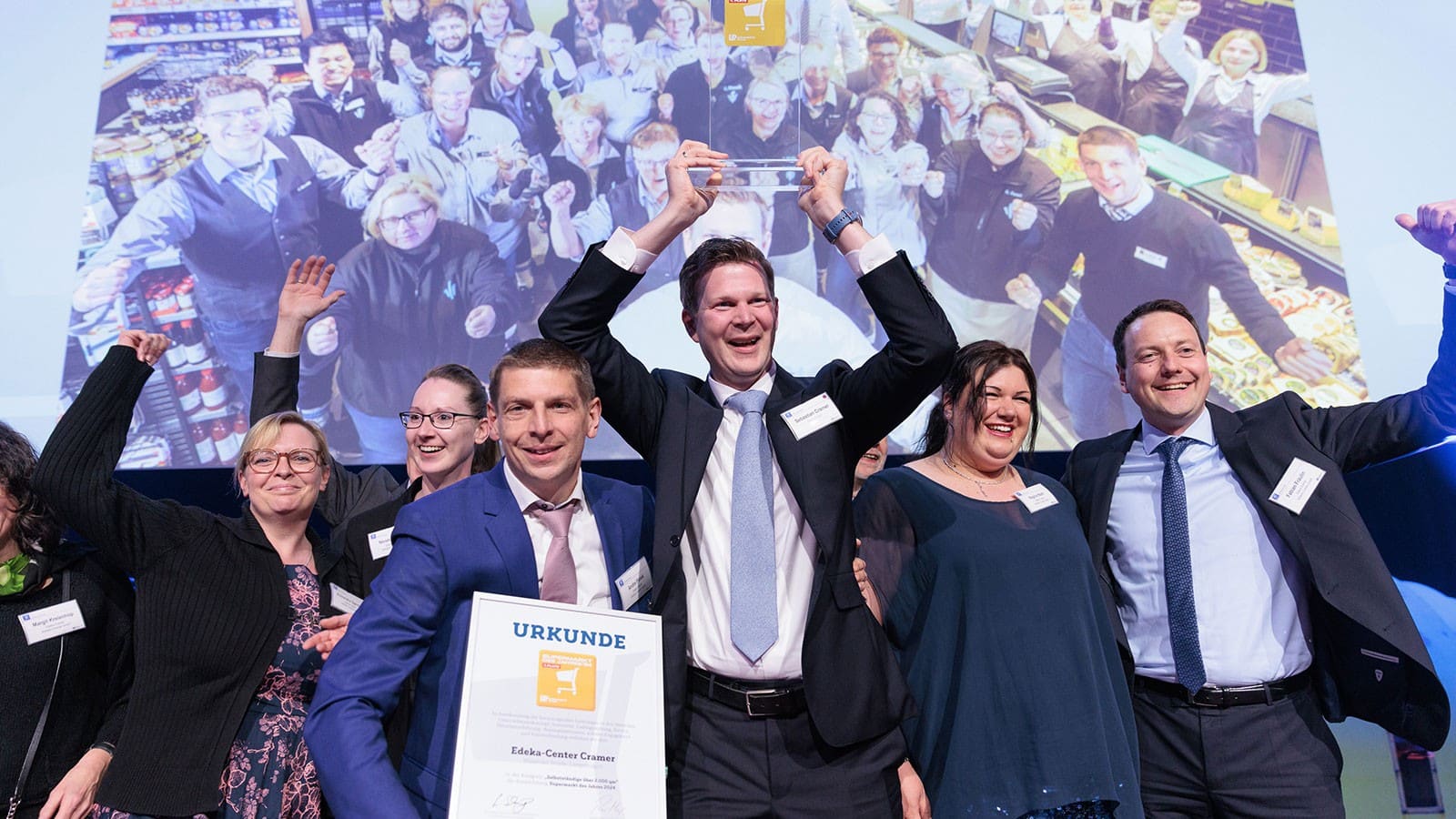 Siegerfoto von der Preisverleihung zum Supermarkt des Jahres